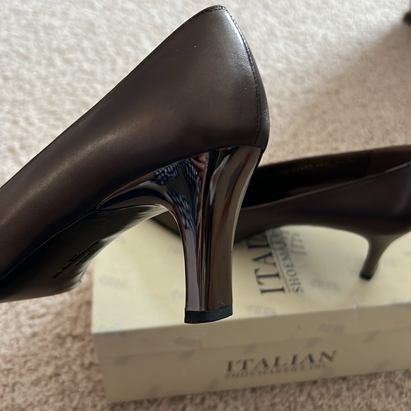 Salvatore Ferragamo Sangria Bronze Pump - Picture 5 of 6